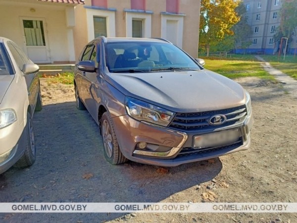 Пенсионер гвоздями и иглой пробивал автомобилям колеса за неправильную парковку Пенсионер гвоздями и иглой пробивал автомобилям колеса за неправильную парковку