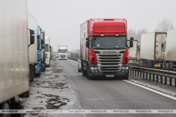 «Мы в очереди не стоим, мы в ней живем». Дальнобойщики о ситуации в пункте пропуска под Брестом «Мы в очереди не стоим, мы в ней живем». Дальнобойщики о ситуации в пункте пропуска под Брестом