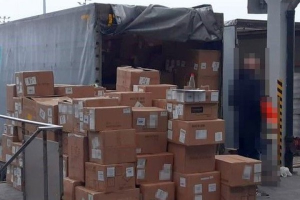 В Польше два белоруса стянули товар у другого водителя прямо на таможне В Польше два белоруса стянули товар у другого водителя прямо на таможне