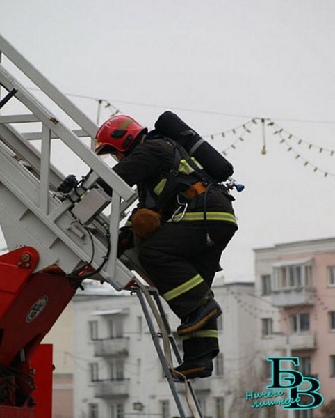 Сегодня утром здание Брестского академического театра драмы по периметру было оцеплено сотрудниками МЧС Сегодня утром здание Брестского академического театра драмы по периметру было оцеплено сотрудниками МЧС