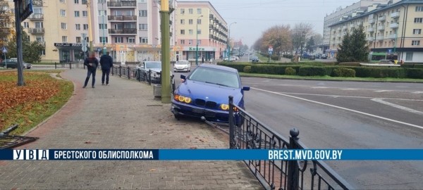 В Бресте водитель BMW снес три пролета ограждения В Бресте водитель BMW снес три пролета ограждения