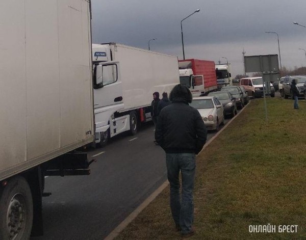 На границе с Польшей ухудшается ситуация с пропуском транспорта На границе с Польшей ухудшается ситуация с пропуском транспорта