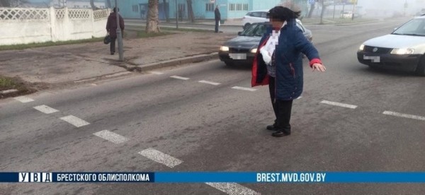 Автомобиль сбил женщину на переходе в центре Барановичей Автомобиль сбил женщину на переходе в центре Барановичей