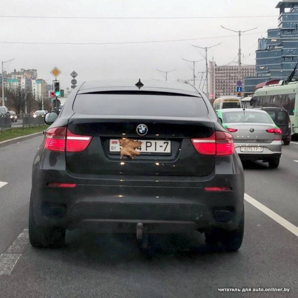 Мог ли этот листочек случайно так приклеиться? Мог ли этот листочек случайно так приклеиться?