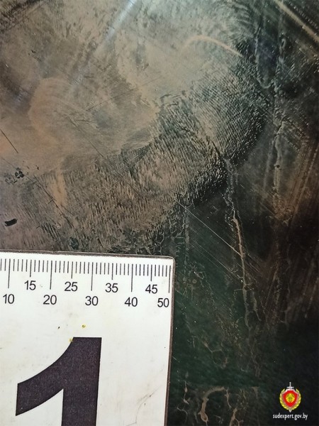 В Березовском районе мужчина нанес удар по лобовому стеклу автомобиля