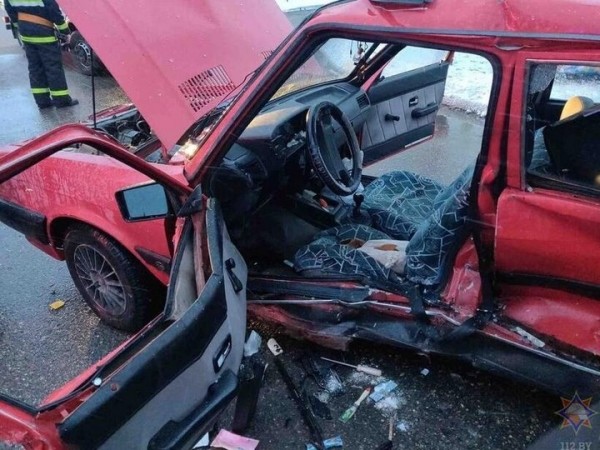 В Гродно женщина невнимательно выехала со стоянки наперерез Ford. Видео столкновения В Гродно женщина невнимательно выехала со стоянки наперерез Ford. Видео столкновения