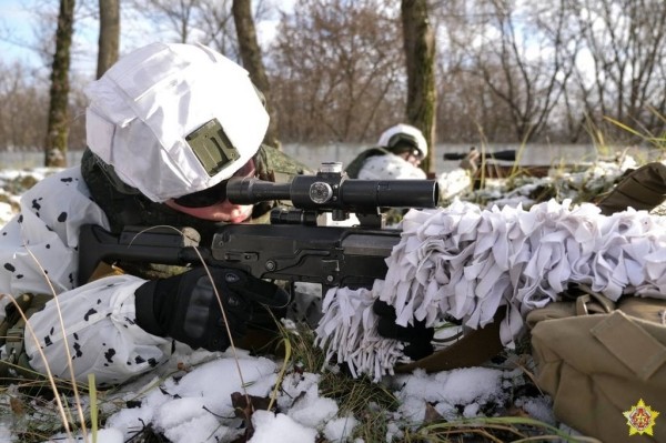 Брестские десантники в зимнем камуфляже отработали действия при подъеме по тревоге