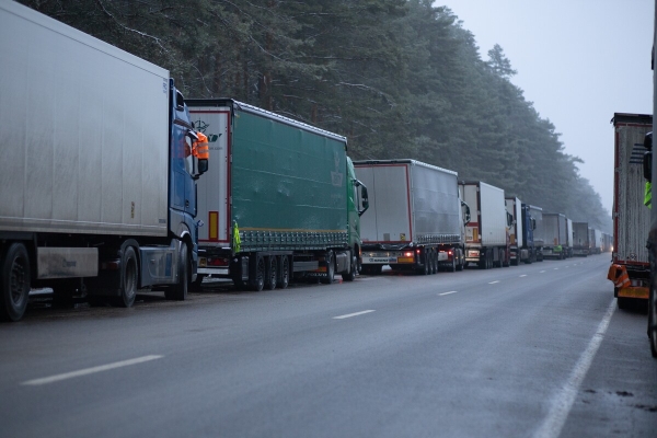 «Стоимость виньетки от 14 до 75 евро». Кому с 1 января нужно тратить деньги на проезд по платным дорогам?