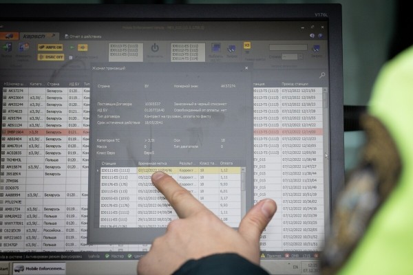 «Стоимость виньетки от 14 до 75 евро». Кому с 1 января нужно тратить деньги на проезд по платным дорогам?