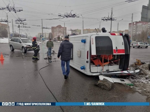 В Минске после столкновения с Volvo опрокинулся автомобиль скорой помощи. Видео В Минске после столкновения с Volvo опрокинулся автомобиль скорой помощи. Видео