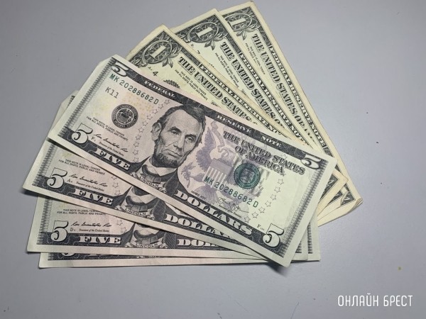 Доллар дорожает на последних торгах 2022 года Доллар дорожает на последних торгах 2022 года