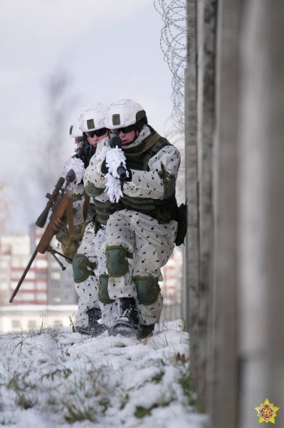 Брестские десантники в зимнем камуфляже отработали действия при подъеме по тревоге