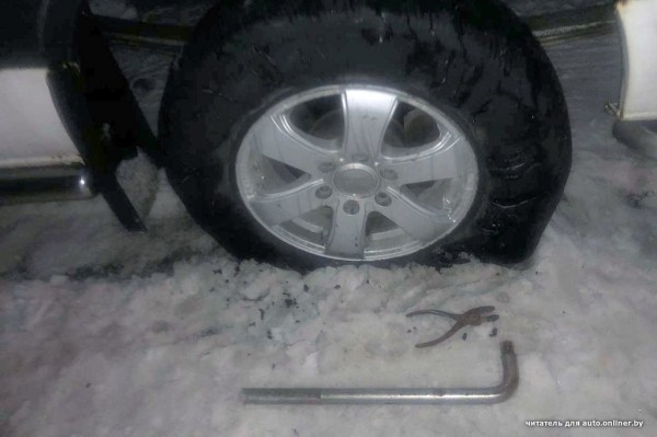 Два сообщения о разорванных колесах на М1. Однозначного мнения о причинах нет Два сообщения о разорванных колесах на М1. Однозначного мнения о причинах нет