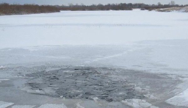 В Брестской области рыбак провалился под лед. Его спасли В Брестской области рыбак провалился под лед. Его спасли