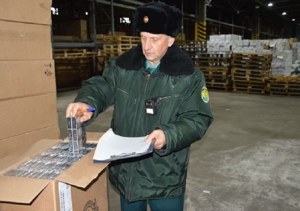В России таможенники остановили фуру из Беларуси, но водитель сразу сбежал. Причина – миллион пачек безакцизных сигарет В России таможенники остановили фуру из Беларуси, но водитель сразу сбежал. Причина – миллион пачек безакцизных сигарет