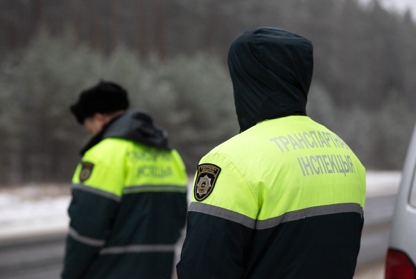 «Стоимость виньетки от 14 до 75 евро». Кому с 1 января нужно тратить деньги на проезд по платным дорогам?