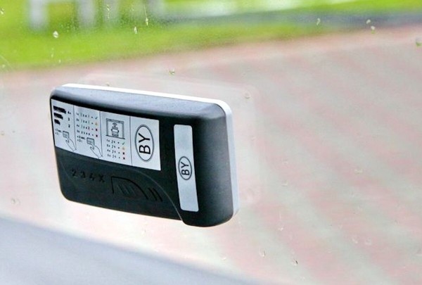 «Стоимость виньетки от 14 до 75 евро». Кому с 1 января нужно тратить деньги на проезд по платным дорогам?