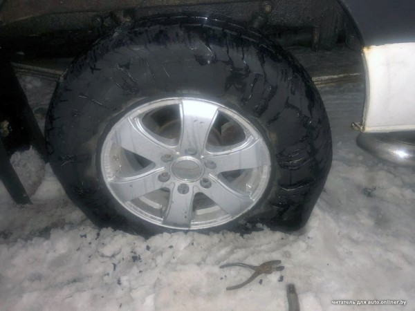 Два сообщения о разорванных колесах на М1. Однозначного мнения о причинах нет Два сообщения о разорванных колесах на М1. Однозначного мнения о причинах нет