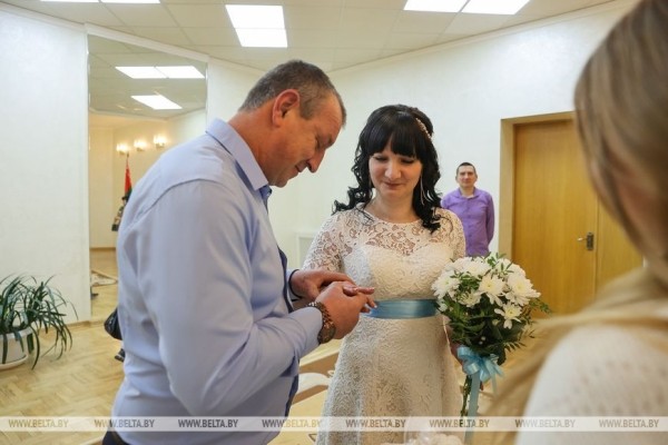 13 пар поженились в Бресте в канун Нового года 13 пар поженились в Бресте в канун Нового года
