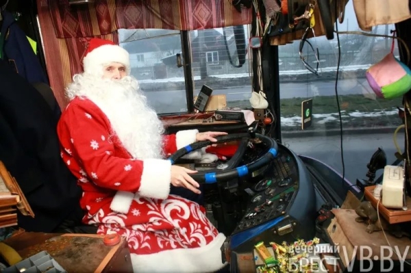 Брестский Дед Мороз повезет горожан в Новый год на автобусе! Брестский Дед Мороз повезет горожан в Новый год на автобусе!