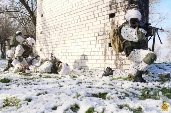 Брестские десантники в зимнем камуфляже отработали действия при подъеме по тревоге