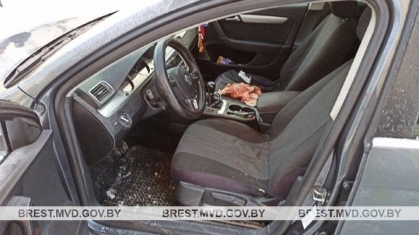 Разбито стекло, в салоне беспорядок и видны следы крови, поблизости лежит камень. Случай в Брестской области Разбито стекло, в салоне беспорядок и видны следы крови, поблизости лежит камень. Случай в Брестской области