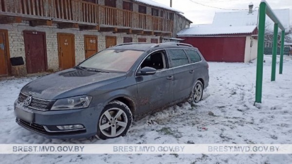 Разбито стекло, в салоне беспорядок и видны следы крови, поблизости лежит камень. Случай в Брестской области Разбито стекло, в салоне беспорядок и видны следы крови, поблизости лежит камень. Случай в Брестской области