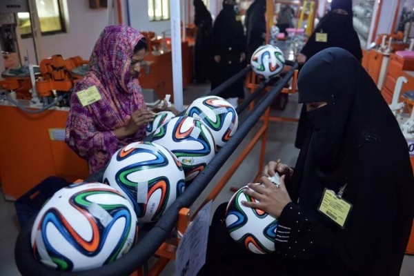 Где производят большинство футбольных мячей в мире? Где производят большинство футбольных мячей в мире?