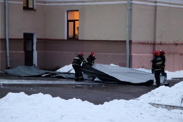 С кровли упал кусок жести и разбил Mitsubishi, ущерб – более 2000 рублей. Владелец пошел в суд С кровли упал кусок жести и разбил Mitsubishi, ущерб – более 2000 рублей. Владелец пошел в суд