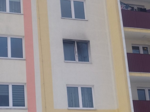 В Беларуси случайный прохожий спас из горевшей квартиры мать с двумя детьми В Беларуси случайный прохожий спас из горевшей квартиры мать с двумя детьми