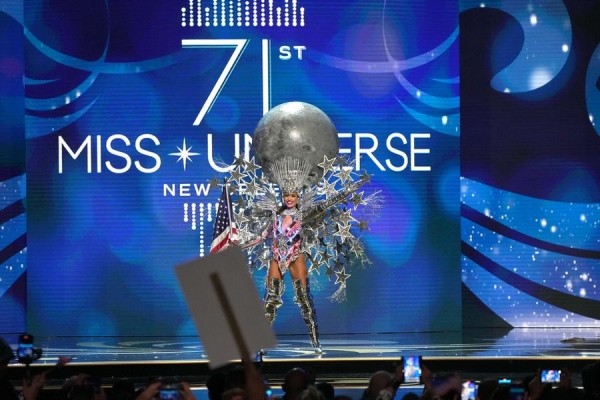 Титул «Мисс Вселенная» получила красавица из США. Она появилась в очень необычном костюме Титул «Мисс Вселенная» получила красавица из США. Она появилась в очень необычном костюме