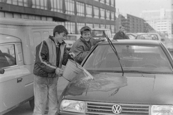 Тряпки и &laquo;крыша&raquo;. Как в Беларуси в 90-е дети мыли машины и зарабатывали неплохие деньги