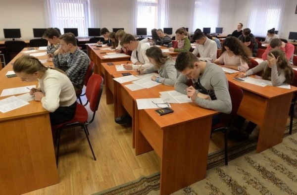 В Минобразования рассказали, насколько сложным будет централизованный экзамен В Минобразования рассказали, насколько сложным будет централизованный экзамен