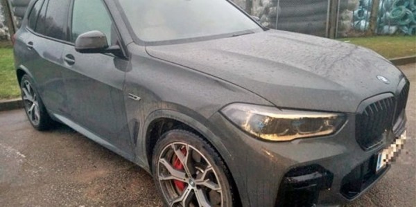 Этот BMW X5 угнали в Австрии неделю назад и сразу хотели пригнать в Беларусь. Не вышло Этот BMW X5 угнали в Австрии неделю назад и сразу хотели пригнать в Беларусь. Не вышло