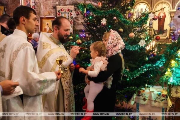 В Бресте православные верующие празднуют Рождество Христово В Бресте православные верующие празднуют Рождество Христово
