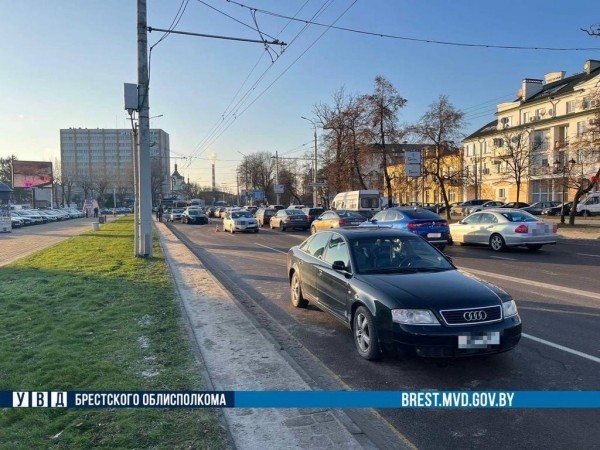 Проехал семь метров на двух колесах. В ГАИ рассказали, как произошло ДТП в центре Бреста Проехал семь метров на двух колесах. В ГАИ рассказали, как произошло ДТП в центре Бреста