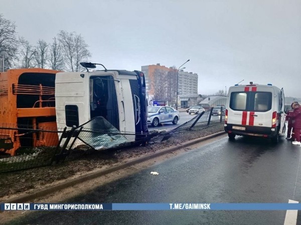 Мусоровоз протаранил «легковушку» и опрокинулся на бок в Минске. Есть видео, как это произошло