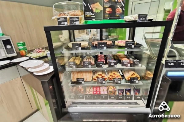 От «проще взять ссобойку» до «заезжаю регулярно». Что водители думают о еде на АЗС? От «проще взять ссобойку» до «заезжаю регулярно». Что водители думают о еде на АЗС?