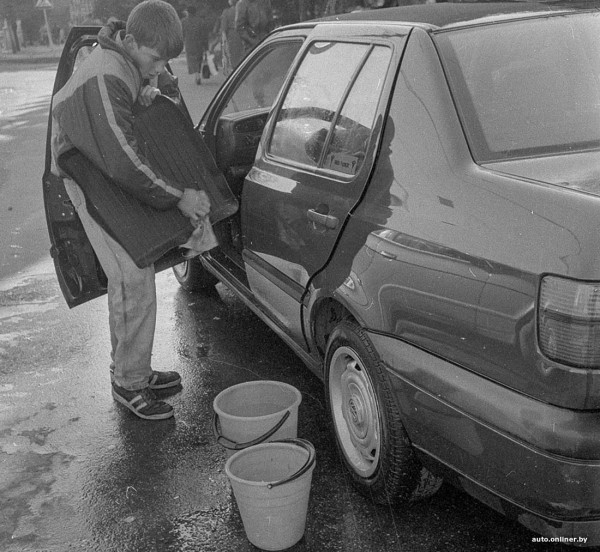 Тряпки и &laquo;крыша&raquo;. Как в Беларуси в 90-е дети мыли машины и зарабатывали неплохие деньги
