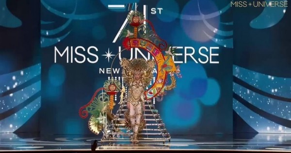 Титул «Мисс Вселенная» получила красавица из США. Она появилась в очень необычном костюме Титул «Мисс Вселенная» получила красавица из США. Она появилась в очень необычном костюме