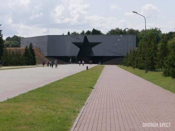 Экспозиции Брестской крепости оборудуют тактильными табличками для слабовидящих посетителей Экспозиции Брестской крепости оборудуют тактильными табличками для слабовидящих посетителей