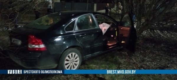 Результат пьяного вождения. В Барановичах машина вылетела на тротуар и врезалась в дерево Результат пьяного вождения. В Барановичах машина вылетела на тротуар и врезалась в дерево