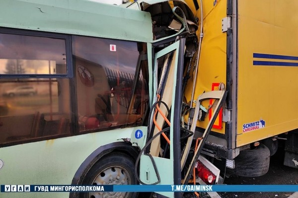 В Минске кабину троллейбуса смяло после столкновения с грузовиком В Минске кабину троллейбуса смяло после столкновения с грузовиком