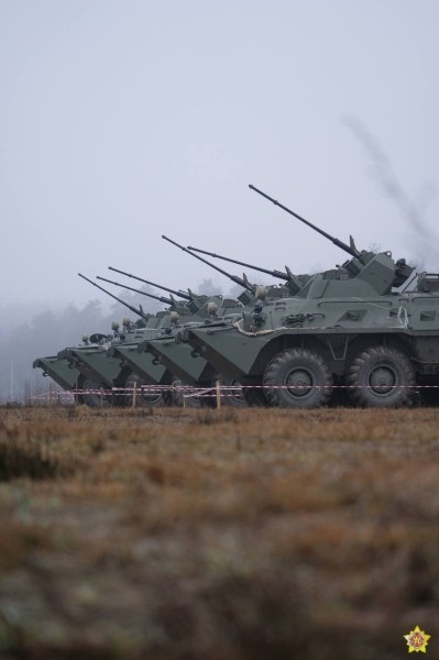 На полигоне Брестский военнослужащие десантно-штурмового батальона проводят проверку боя вооружения БТР-82А На полигоне Брестский военнослужащие десантно-штурмового батальона проводят проверку боя вооружения БТР-82А