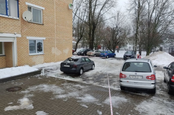 Белорус показал последствия падения снега на его Volkswagen Polo Белорус показал последствия падения снега на его Volkswagen Polo