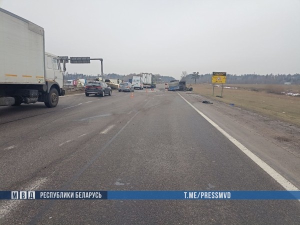 Смертельное ДТП на М1 с опрокинувшимся грузовиком. Причина аварии Смертельное ДТП на М1 с опрокинувшимся грузовиком. Причина аварии