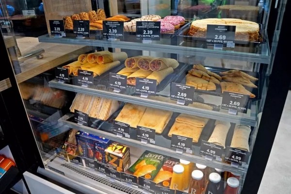 От «проще взять ссобойку» до «заезжаю регулярно». Что водители думают о еде на АЗС? От «проще взять ссобойку» до «заезжаю регулярно». Что водители думают о еде на АЗС?