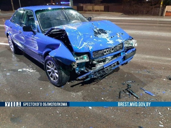В Бресте произошло жесткое ДТП. Водитель «Audi» скрылся с места происшествия В Бресте произошло жесткое ДТП. Водитель «Audi» скрылся с места происшествия