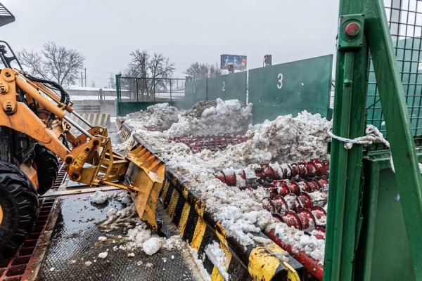 Тает на глазах: как работает единственный в Беларуси снегоплавильный пункт