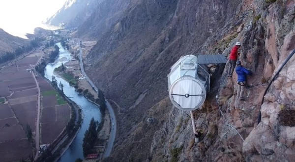 Не для слабонервных. Всем желающим предлагают переночевать в прозрачных капсулах, подвешенных к отвесной скале Не для слабонервных. Всем желающим предлагают переночевать в прозрачных капсулах, подвешенных к отвесной скале